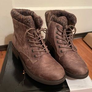 B52 Short brown women’s boot size 8